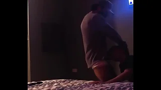 Invito al vecino a unos tragos y ver manacle en Netflix y termina follandome a pelo